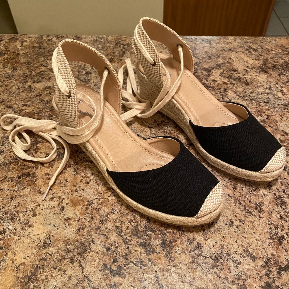 Journey+Crew size 6 Black&Tan Lace Up Espadrilles